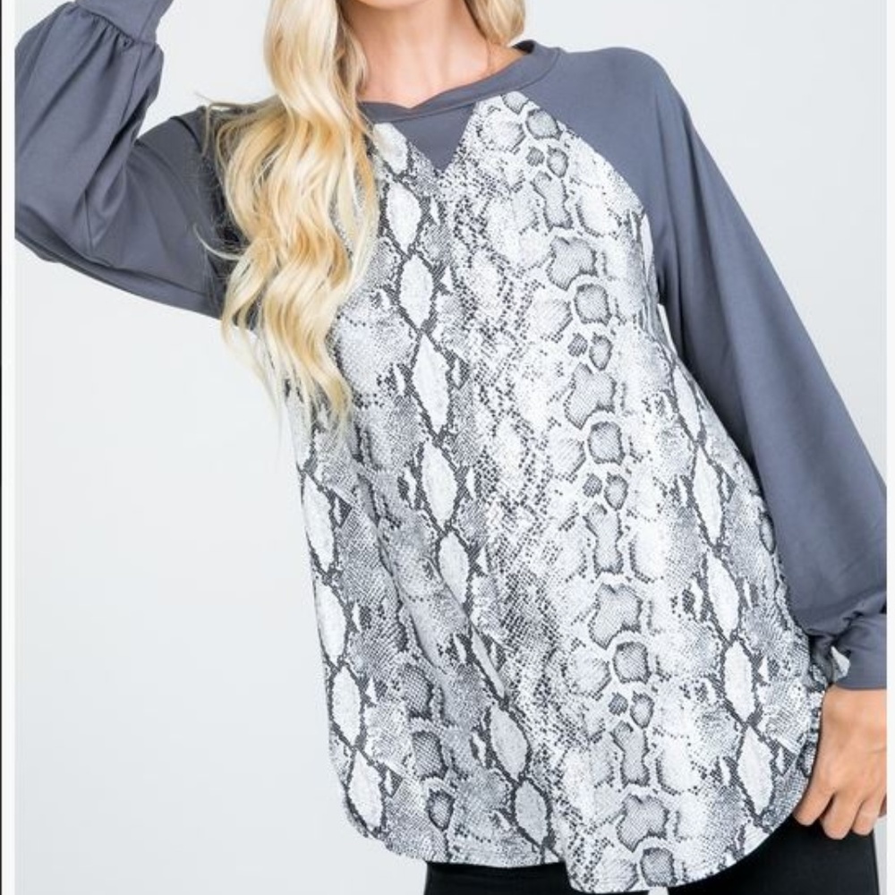 SNAKE PRINT CONTRAST KEY HOLE ACCENT TOP